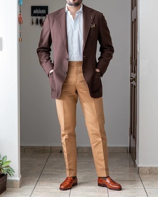 Comment porter des slippers en cuir tabac: L'association d'un blazer marron et d'un pantalon de costume marron clair peut te démarquer de la foule. Une paire de slippers en cuir tabac est une option parfait pour complèter cette tenue.