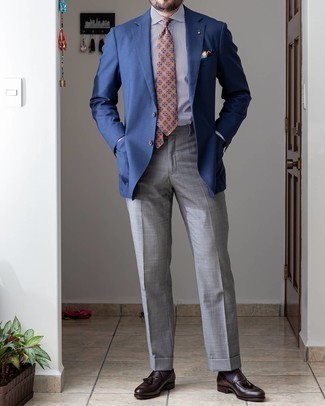 Comment porter une cravate imprimée orange: Choisis un blazer bleu marine et une cravate imprimée orange pour dégager classe et sophistication. Termine ce look avec une paire de mocassins à pampilles en cuir marron foncé.