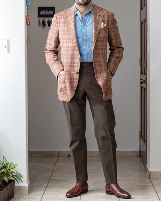 Comment porter un blazer écossais marron: Fais l'expérience d'un style classique avec un blazer écossais marron et un pantalon de costume marron foncé. Assortis ce look avec une paire de bottines chelsea en cuir marron foncé.