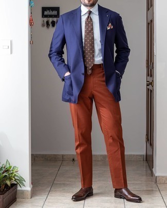 Comment porter un pantalon de costume marron au printemps: Opte pour un blazer bleu marine avec un pantalon de costume marron pour une silhouette classique et raffinée. Jouez la carte décontractée pour les chaussures et choisis une paire de bottines chelsea en cuir marron foncé. Nous trouvons ce look idéal pour le printemps.