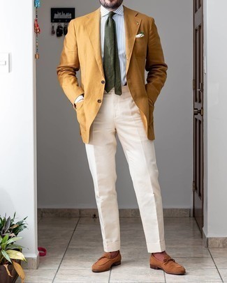 Comment porter un blazer tabac: Pense à harmoniser un blazer tabac avec un pantalon de costume blanc pour une silhouette classique et raffinée. Termine ce look avec une paire de slippers en daim marron.
