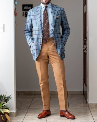 Comment porter une cravate á pois marron foncé quand il fait chaud: Pense à opter pour un blazer écossais bleu clair et une cravate á pois marron foncé pour un look classique et élégant. Une paire de slippers en cuir tabac est une option génial pour complèter cette tenue.
