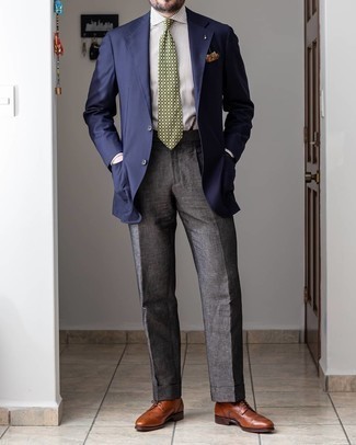Comment porter une cravate imprimée olive: Essaie d'harmoniser un blazer bleu marine avec une cravate imprimée olive pour un look pointu et élégant. Une paire de chaussures brogues en cuir marron est une option parfait pour complèter cette tenue.