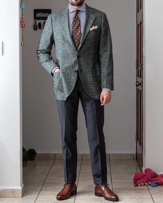 Comment porter une cravate á pois marron: Harmonise un blazer vert foncé avec une cravate á pois marron pour un look classique et élégant. Mélange les styles en portant une paire de bottines chukka en cuir marron.