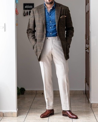 Comment porter un blazer tabac avec des bottines chelsea en cuir marron à 30 ans: Porte un blazer tabac et un pantalon de costume blanc pour dégager classe et sophistication. Si tu veux éviter un look trop formel, choisis une paire de bottines chelsea en cuir marron.