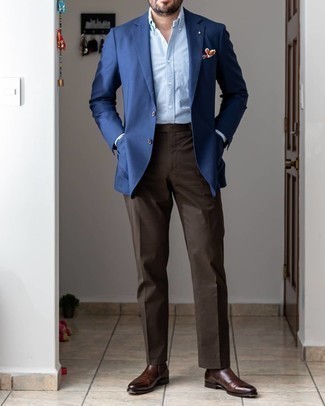 Comment porter un blazer bleu marine: Pense à marier un blazer bleu marine avec un pantalon de costume marron foncé pour un look pointu et élégant. Si tu veux éviter un look trop formel, termine ce look avec une paire de bottines chelsea en cuir marron foncé.