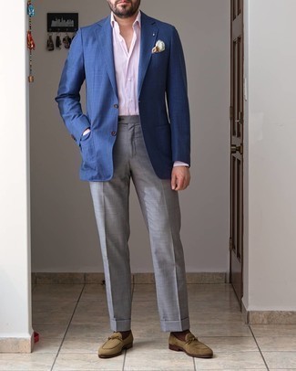 Comment porter un blazer écossais bleu pour un style elégantes: Pense à associer un blazer écossais bleu avec un pantalon de costume gris pour un look classique et élégant. Une paire de slippers en daim olive est une option parfait pour complèter cette tenue.