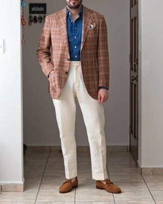 Comment porter un blazer écossais marron: Harmonise un blazer écossais marron avec un pantalon de costume blanc pour une silhouette classique et raffinée. Une paire de slippers en daim marron est une option avisé pour complèter cette tenue.