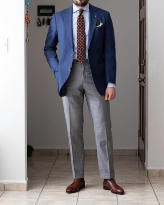 Comment porter une cravate imprimée marron foncé: Associe un blazer bleu marine avec une cravate imprimée marron foncé pour un look pointu et élégant. Cette tenue est parfait avec une paire de bottines chelsea en cuir marron foncé.