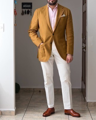 Comment porter un blazer tabac avec des slippers en cuir marron: Pense à porter un blazer tabac et un pantalon de costume blanc pour un look classique et élégant. Une paire de slippers en cuir marron est une option parfait pour complèter cette tenue.