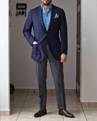 Comment porter des bottines chelsea marron pour un style elégantes: Pense à porter un blazer bleu marine et un pantalon de costume gris foncé pour un look classique et élégant. Une paire de bottines chelsea marron apportera un joli contraste avec le reste du look.