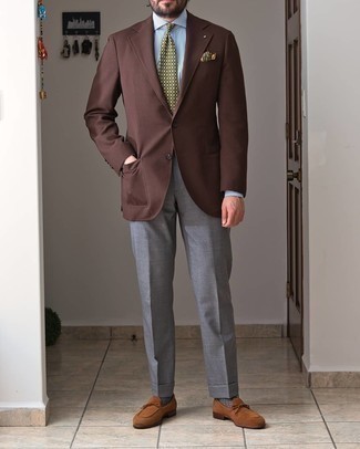 Comment porter un blazer marron: Pense à harmoniser un blazer marron avec un pantalon de costume gris pour une silhouette classique et raffinée. Termine ce look avec une paire de slippers en daim marron.