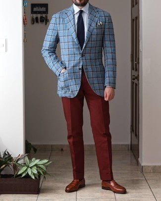 Comment porter un pantalon de costume rouge: Essaie de marier un blazer en laine écossais bleu clair avec un pantalon de costume rouge pour dégager classe et sophistication. Une paire de slippers en cuir marron est une option génial pour complèter cette tenue.