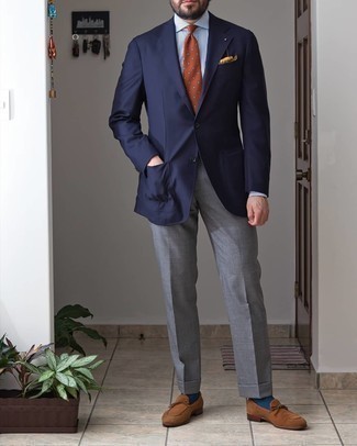 Comment porter une cravate orange en été: Harmonise un blazer bleu marine avec une cravate orange pour une silhouette classique et raffinée. Jouez la carte décontractée pour les chaussures et assortis cette tenue avec une paire de slippers en daim marron. C'est une tenue bien estivale.