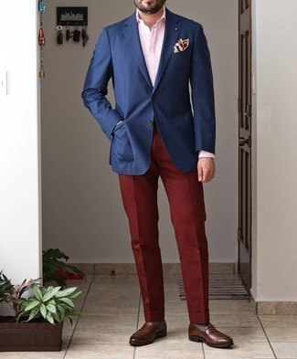 Comment porter un blazer bleu marine: Pense à associer un blazer bleu marine avec un pantalon de costume bordeaux pour un look classique et élégant. Assortis ce look avec une paire de slippers en cuir marron foncé.