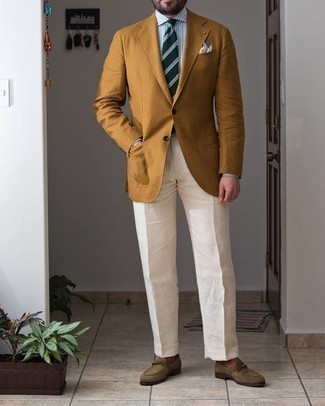 Comment porter un blazer jaune: Harmonise un blazer jaune avec un pantalon de costume blanc pour dégager classe et sophistication. Complète ce look avec une paire de slippers en daim olive.