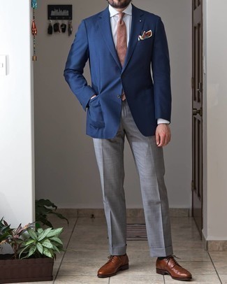 Comment porter des chaussures brogues en cuir marron: Opte pour un blazer bleu marine avec un pantalon de costume gris pour une silhouette classique et raffinée. Jouez la carte décontractée pour les chaussures et choisis une paire de chaussures brogues en cuir marron.