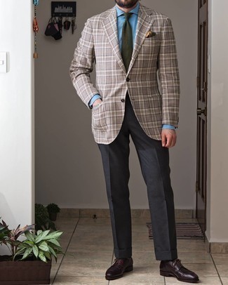 Comment porter un pantalon de costume gris foncé: Essaie de marier un blazer écossais gris avec un pantalon de costume gris foncé pour dégager classe et sophistication. Cette tenue est parfait avec une paire de chaussures derby en cuir bordeaux.