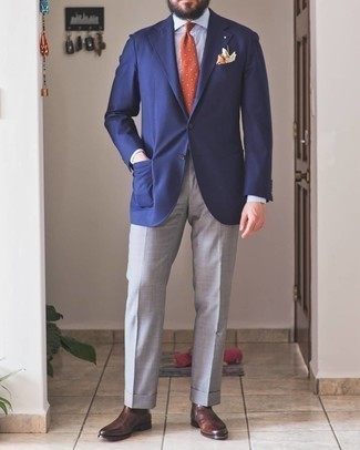 Comment s'habiller pour un style elégantes au printemps: Pense à associer un blazer bleu marine avec un pantalon de costume gris pour un look pointu et élégant. Si tu veux éviter un look trop formel, fais d'une paire de bottines chelsea en cuir marron foncé ton choix de souliers. C'est un look idéal pour pour les journées printanières.
