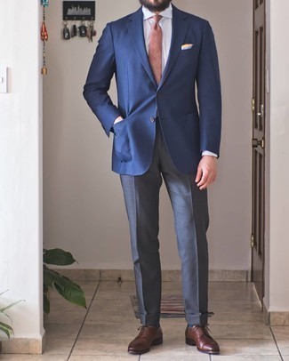 Comment porter un blazer bleu marine: Essaie de marier un blazer bleu marine avec un pantalon de costume gris foncé pour une silhouette classique et raffinée. Une paire de chaussures derby en cuir marron est une option génial pour complèter cette tenue.
