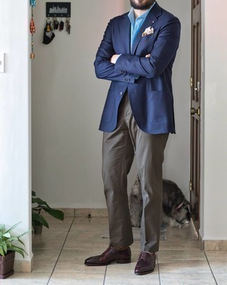 Comment porter un blazer bleu marine quand il fait chaud: Essaie d'associer un blazer bleu marine avec un pantalon de costume gris pour un look pointu et élégant. Une paire de chaussures derby en cuir bordeaux est une option parfait pour complèter cette tenue.