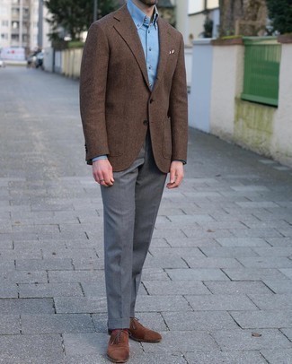 Comment porter un blazer en laine marron: Opte pour un blazer en laine marron avec un pantalon de costume gris pour un look classique et élégant. Cette tenue se complète parfaitement avec une paire de chaussures richelieu en daim marron.