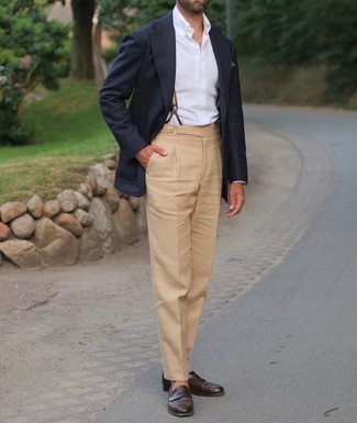 Comment porter un blazer bleu marine: Pense à harmoniser un blazer bleu marine avec un pantalon de costume marron clair pour un look classique et élégant. Une paire de slippers en cuir marron foncé est une option parfait pour complèter cette tenue.