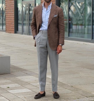 Des slippers à porter avec un blazer marron à 30 ans: L'association d'un blazer marron et d'un pantalon de costume gris peut te démarquer de la foule. Une paire de slippers est une option parfait pour complèter cette tenue.