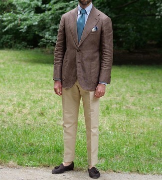 Comment porter une cravate turquoise: Pense à associer un blazer marron avec une cravate turquoise pour dégager classe et sophistication. Cette tenue est parfait avec une paire de mocassins à pampilles en daim marron foncé.