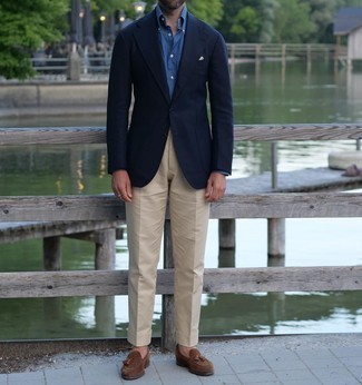Comment porter un blazer bleu marine: Opte pour un blazer bleu marine avec un pantalon de costume beige pour dégager classe et sophistication. Une paire de mocassins à pampilles en daim marron est une option parfait pour complèter cette tenue.