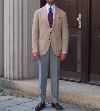 Comment porter une cravate violette: Pense à harmoniser un blazer à carreaux marron clair avec une cravate violette pour dégager classe et sophistication. Cet ensemble est parfait avec une paire de slippers en cuir marron foncé.