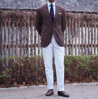 Comment porter un blazer en laine marron: Porte un blazer en laine marron et un pantalon de costume blanc pour un look pointu et élégant. Une paire de slippers en cuir marron foncé est une option astucieux pour complèter cette tenue.
