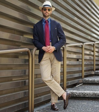 Comment porter une cravate rouge: Harmonise un blazer bleu marine avec une cravate rouge pour dégager classe et sophistication. Une paire de slippers en cuir marron foncé apportera un joli contraste avec le reste du look.