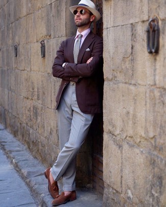 Comment porter un blazer en laine marron: Associe un blazer en laine marron avec un pantalon de costume gris pour un look pointu et élégant. Termine ce look avec une paire de mocassins à pampilles en daim marron.