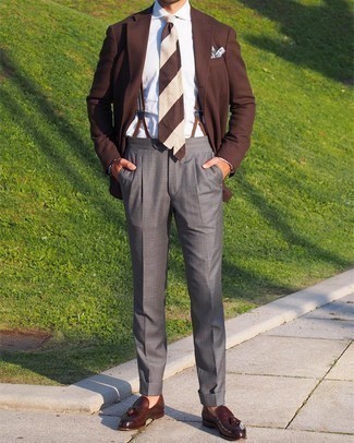 Comment porter un blazer en laine marron: Pense à harmoniser un blazer en laine marron avec un pantalon de costume gris pour un look classique et élégant. Assortis ce look avec une paire de mocassins à pampilles en cuir marron foncé.