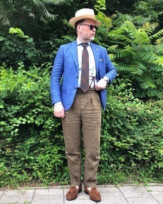 Comment porter une cravate écossaise marron: Essaie d'associer un blazer bleu avec une cravate écossaise marron pour un look pointu et élégant. Termine ce look avec une paire de mocassins à pampilles en daim marron.