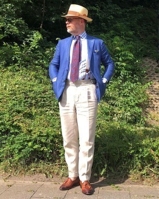 Comment porter un blazer bleu: Essaie d'associer un blazer bleu avec un pantalon de costume beige pour dégager classe et sophistication. Cette tenue est parfait avec une paire de mocassins à pampilles en cuir tabac.