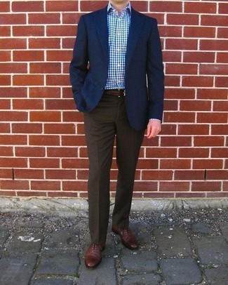 Comment porter un blazer bleu marine: Harmonise un blazer bleu marine avec un pantalon de costume marron foncé pour un look classique et élégant. Complète ce look avec une paire de chaussures richelieu en cuir marron foncé.