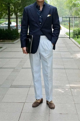 Comment porter un blazer bleu marine: Choisis un blazer bleu marine et un pantalon de costume blanc pour dégager classe et sophistication. Une paire de slippers en daim marron foncé est une option avisé pour complèter cette tenue.