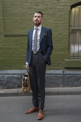 Comment porter une cravate á pois grise: Associe un blazer bleu marine avec une cravate á pois grise pour dégager classe et sophistication. Une paire de chaussures brogues en cuir marron est une option parfait pour complèter cette tenue.