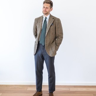 Comment porter une cravate bleu canard: Associe un blazer en laine en pied-de-poule marron avec une cravate bleu canard pour un look pointu et élégant. Assortis ce look avec une paire de chaussures derby en daim marron.