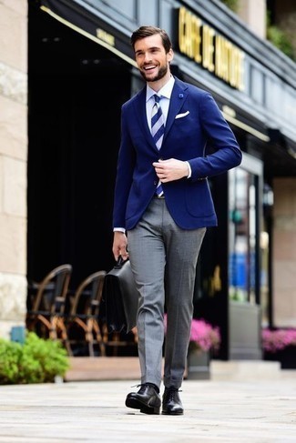 Comment porter un pantalon de costume gris avec des chaussures richelieu en cuir noires: Associe un blazer bleu marine avec un pantalon de costume gris pour un look pointu et élégant. Une paire de chaussures richelieu en cuir noires est une option parfait pour complèter cette tenue.