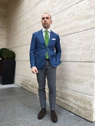 Comment porter une cravate verte: Essaie d'associer un blazer en laine bleu avec une cravate verte pour une silhouette classique et raffinée. Une paire de mocassins à pampilles en daim marron foncé est une option génial pour complèter cette tenue.