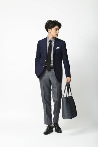 Comment porter une cravate en tricot noire: Pense à marier un blazer bleu marine avec une cravate en tricot noire pour un look classique et élégant. Une paire de chaussures richelieu en cuir noires est une option parfait pour complèter cette tenue.