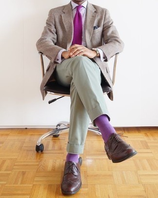 Comment porter une cravate pourpre: Pense à harmoniser un blazer écossais beige avec une cravate pourpre pour dégager classe et sophistication. Si tu veux éviter un look trop formel, opte pour une paire de chaussures brogues en cuir marron foncé.