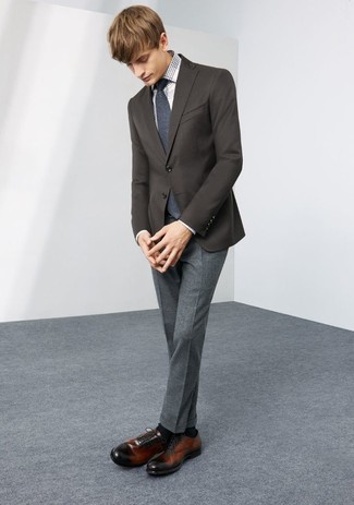 Comment porter une cravate grise en été à 30 ans: Pense à marier un blazer marron foncé avec une cravate grise pour dégager classe et sophistication. Une paire de chaussures richelieu en cuir marron foncé est une option judicieux pour complèter cette tenue. Ce look est un excellent exemple de la tenue plutôt estivale.