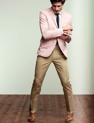 Comment porter un blazer rose: Sois au sommet de ta classe en portant un blazer rose et un pantalon de costume marron clair. Termine ce look avec une paire de chaussures richelieu en cuir marron.