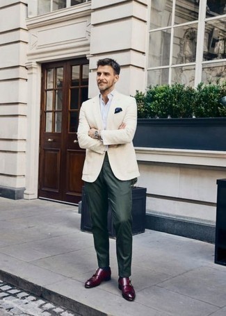 Comment porter un blazer beige: Essaie d'associer un blazer beige avec un pantalon de costume vert foncé pour dégager classe et sophistication. Cette tenue est parfait avec une paire de double monks en cuir bordeaux.