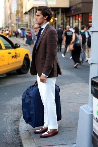 Tenue: Blazer marron foncé, Chemise de ville bleu clair, Pantalon de costume blanc, Slippers en cuir marron