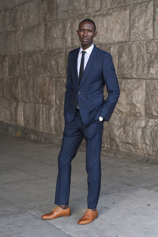 Comment porter une cravate gris foncé quand il fait chaud: Associer un blazer bleu marine et une cravate gris foncé créera un look pointu et élégant. Mélange les styles en portant une paire de chaussures brogues en cuir marron clair.